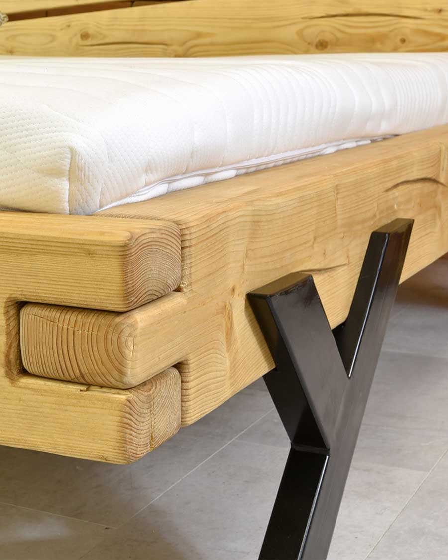 Budapest - Lit poutre en bois massif d'épicéa et pieds métal