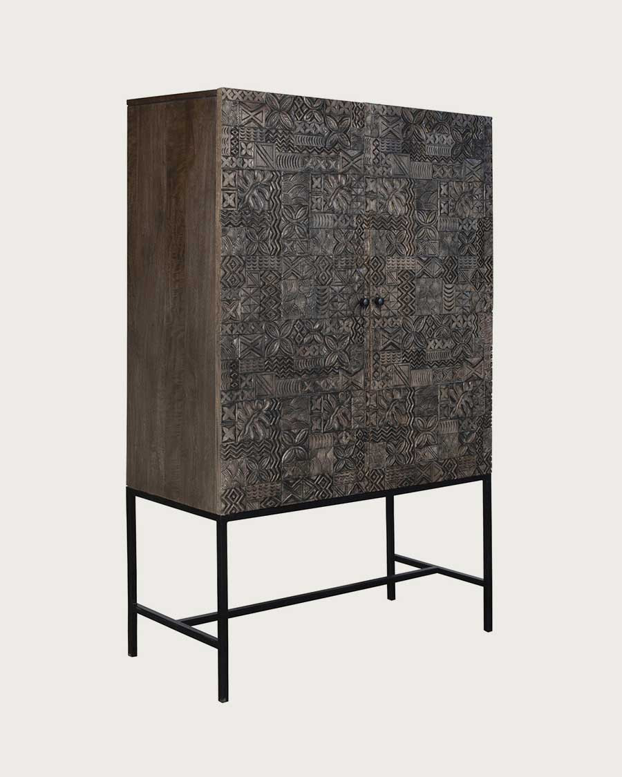 Hawaï - Armoire noire en manguier massif sculpté