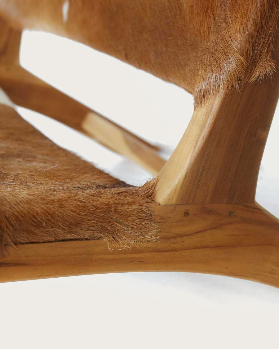 Alma -  Fauteuil en teck et peau de chèvre